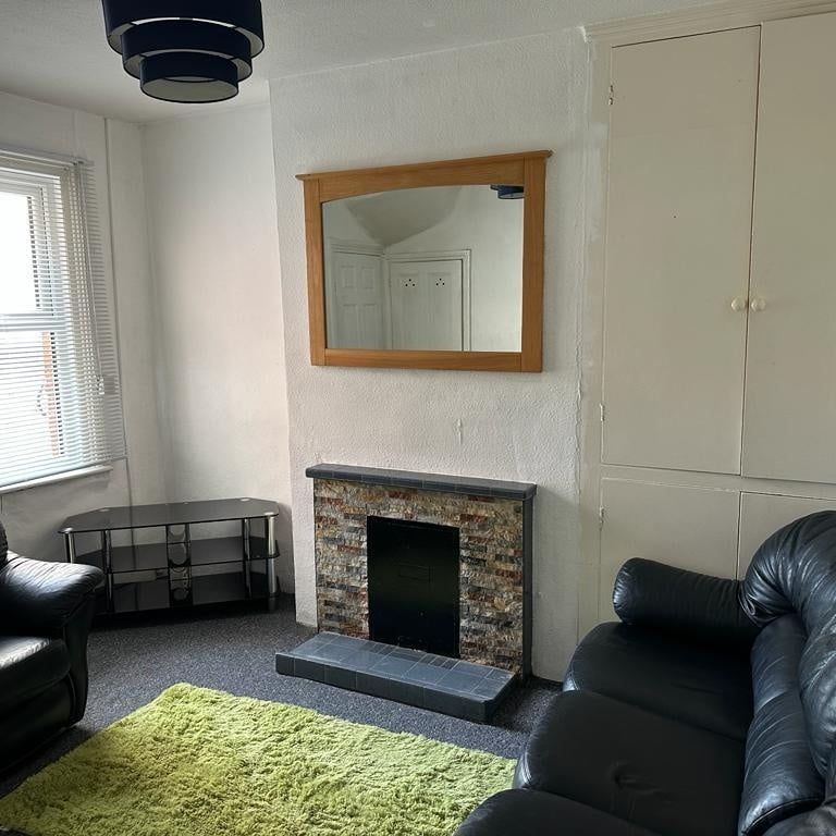 4 Bed Terraced House, Blenheim Road, RG1 - Photo 1