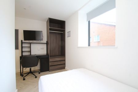 4 bed Apartment for Rent - Photo 5