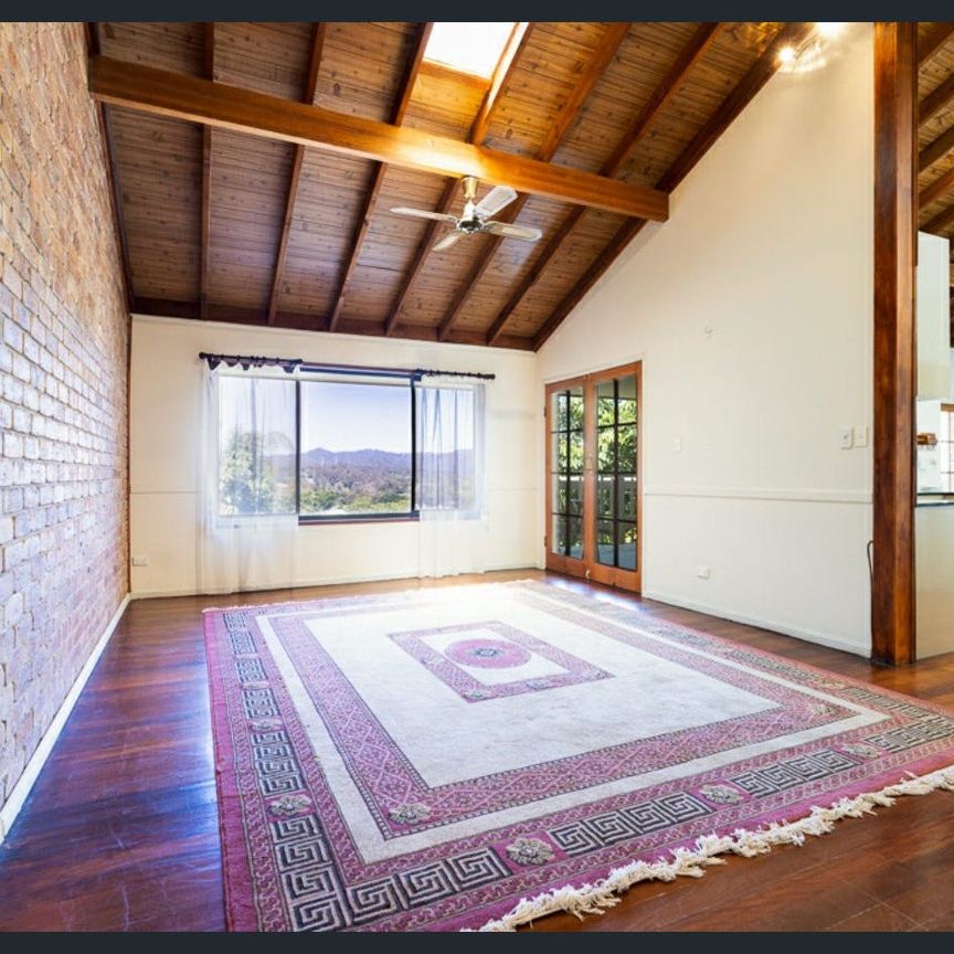 HOME CLOSE TO SHOPS, SCHOOLS, BOND UNIVERSITY AND PUBLIC TRANSPORT - Photo 1