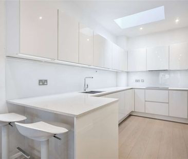 Welcome to this beautifully presented three-bedroom townhouse, idea... - Photo 6