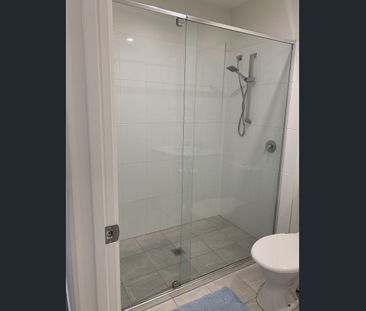 Furnished room with ensuite in well maintained Herston house - Photo 4