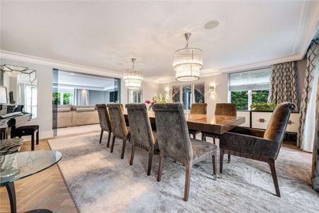 An exceptional contemporary home of over 5,000 sq ft, set behind electric gates on one of Hale Barns' most prestigious roads. - Photo 5