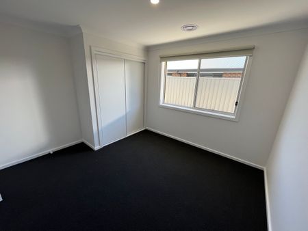 BRAND NEW 4 BEDROOM HOME WITH GARDENER - Photo 4