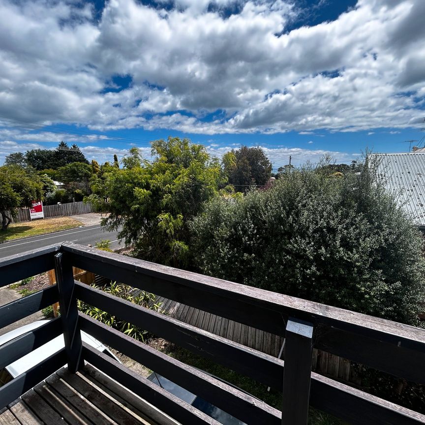 Charming 3 bedroom + Study/4th Bed Home with Water Glimpses - Photo 1