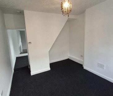 2 bedroom end of terrace house to rent - Photo 4