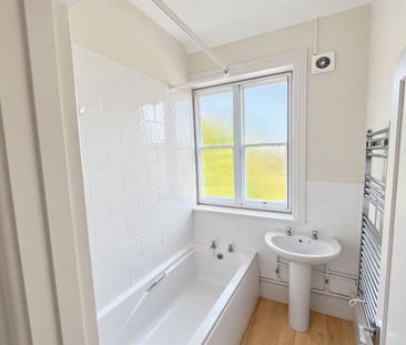 Bright and beautiful two-bedroom flat in historic Tillingham Hall - Photo 4