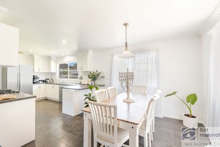 IMMACULATE FAMILY HOME - Photo 3