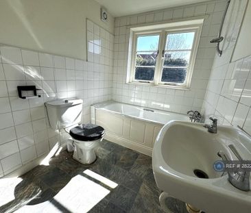 3 bedroom semi-detached house to rent - Photo 5