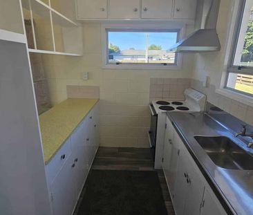 Easy Living on Edmund Hillary!! - Photo 2