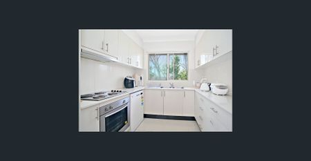 Spacious Top Floor 3-Bedroom Apartment in Prime Location - Photo 3