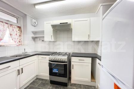 Bright & airy and recently redecorated throughout - Photo 3