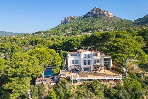 Location saisonnière - Domaine avec vue Cap Canaille et mer - Photo 1