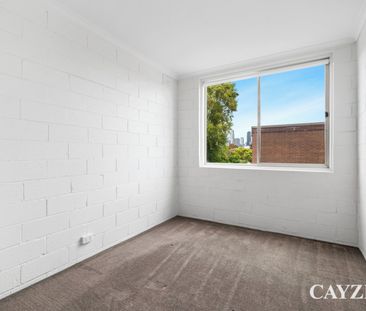 Light filled Apartment in great location - Photo 1