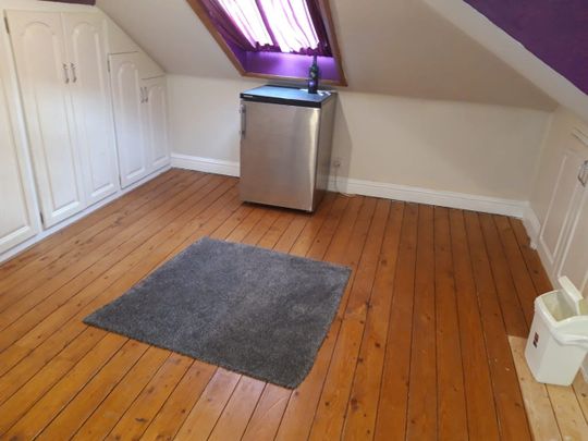 Room in a Shared House, The Riding, LE4 - Photo 1