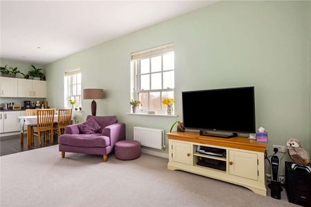 Beautiful top floor two bedroom apartment in Winchester Village. - Photo 4