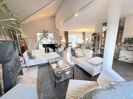 VERY BEAUTIFUL SINGLE FAMILY HOUSE OF 250 m2 LIVING AREA WITH LARGE GARDEN OF 1100 m2 - Foto 2