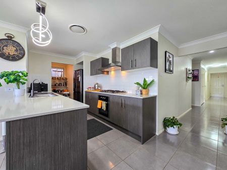 Family Living - Photo 4