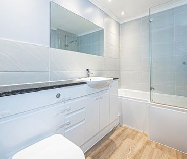 2 bedroom Flat To Let - Photo 2