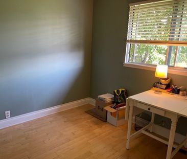 Beautiful Two Storey/3 Bedroom Plus Den Home in Heart of Semiahmoo ... - Photo 2