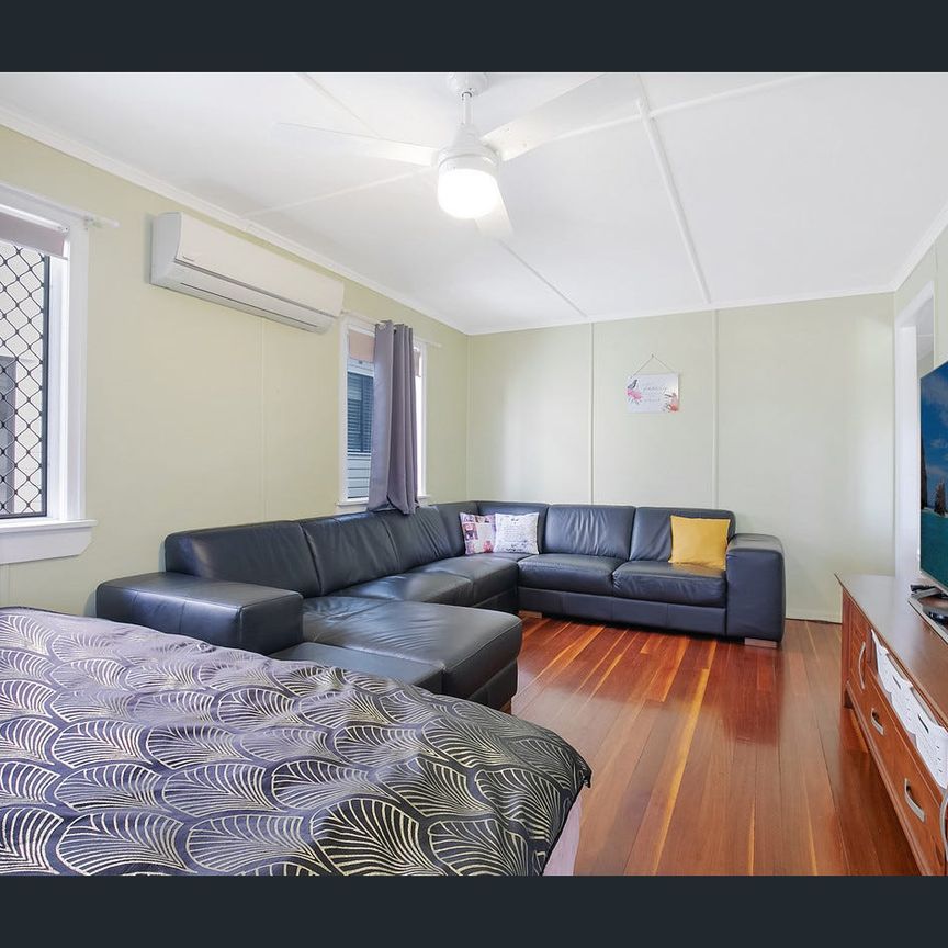 Beautiful highset home - Walking distance to the ocean - Photo 1