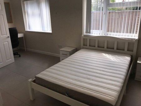 8 bedroom house to rent - Photo 2