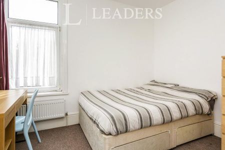 4 bedroom terraced house to rent - Photo 3