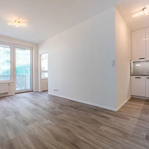 Pronájem 2+kk s balkonem a garážovým stáním, Dolní Měcholupy – ul. Honzíkova - Photo 1