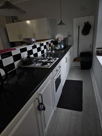 1 bedroom in a flat share to rent - Photo 3