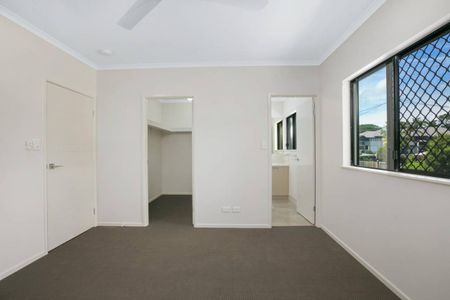 SPACIOUS 4 BEDROOM TOWNHOUSE (UNFURNISHED) - Photo 5