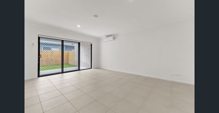 A Beachside Home Made for Professionals- 3Bed, 2 Bath, Air Con + Solar - Photo 4