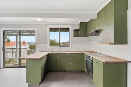 Immaculate 3 Bedroom Home - Photo 5