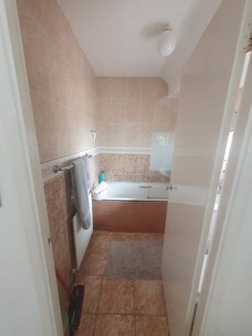 2 bed maisonette to rent in Shannon Close, Southall, UB2 - Photo 5