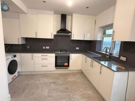 4 bedroom semi-detached house to rent - Photo 5