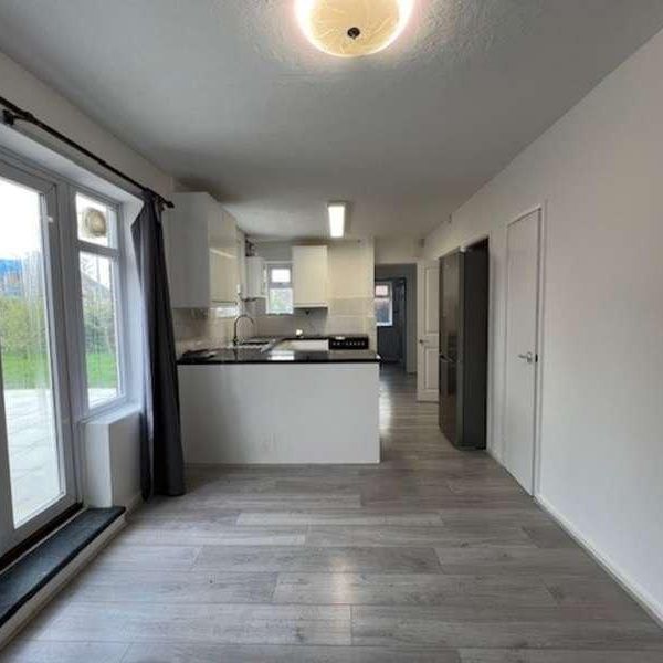 The Cobbins, Waltham Abbey, EN9 - Photo 1