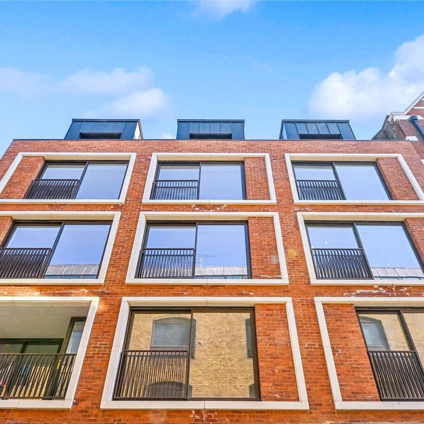 A modern two bedroom duplex flat situated in central London. - Photo 2
