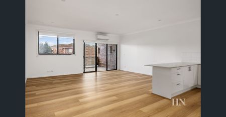Spacious Renovated Three Bedroom Apartment - Photo 3