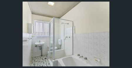 2 Bedroom unit in the heart of The Entrance - Photo 3