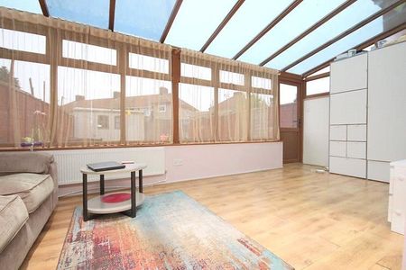 2 bedroom end of terrace house to rent - Photo 4