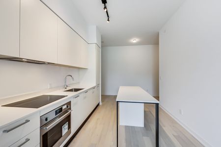 Bright & Spacious 1 Bedroom Condo on Queen St W - Photo 2