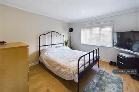 2 bedroom end of terrace house to rent - Photo 2