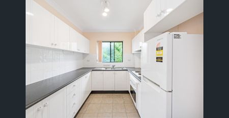 Large, well presented two bedroom unit. - Photo 3