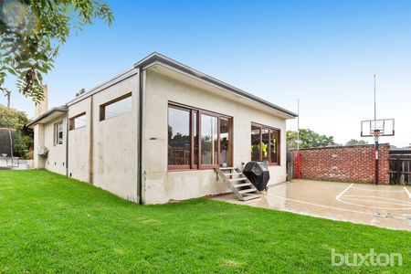 Neat & Tidy 4 Bedroom Home With Garden and Basketball Court! - Photo 2