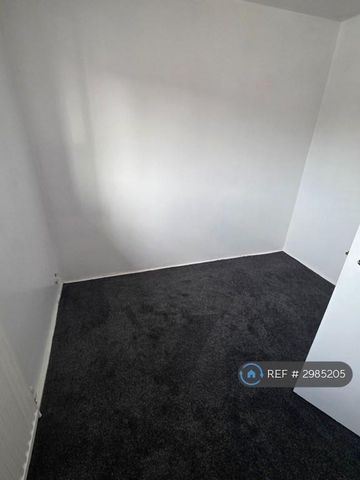 3 bedroom end of terrace house to rent - Photo 2