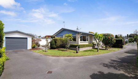 Central Three Bedroom Home - Photo 3