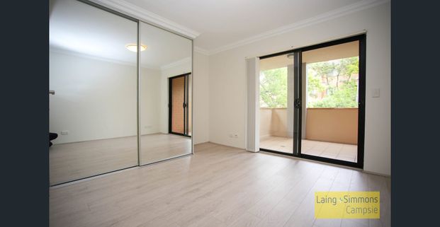 Well Presented Middle Floor 2 Bedroom Apartment + Lock Up Garage - Photo 1