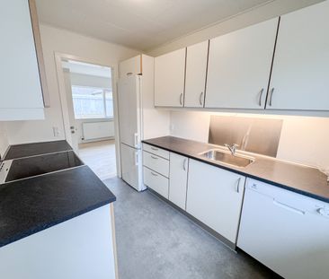 Lys og indbydende stuelejlighed med gode faciliteter - Photo 3