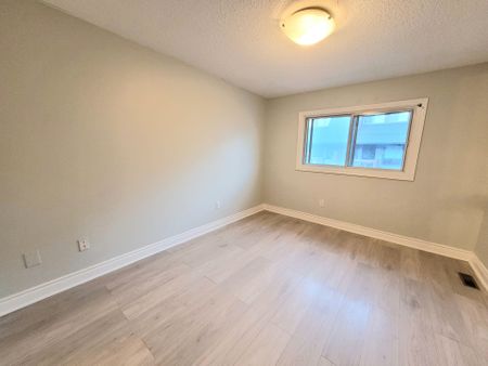 For Lease - 477 Dean Avenue Unit# 29, Oshawa, Ontario - Photo 4