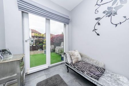 3 Bed Detached House, Clayton Way, LS10 - Photo 2