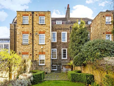 A bright and spacious five bedroom family home near Richmond Green - Photo 3