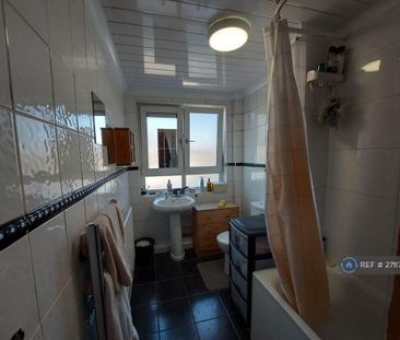 4 bedroom flat to rent - Photo 6